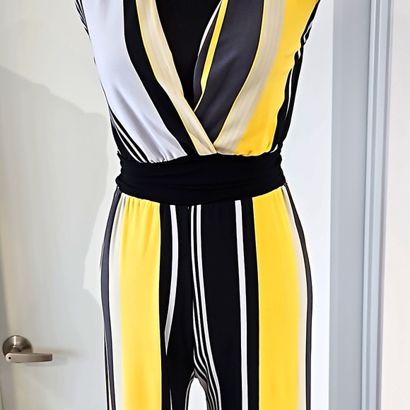 Wide leg Jumpsuit - Picture 4 of 7
